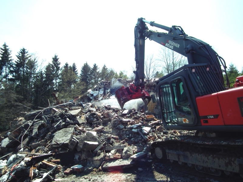 Verladung und Recycling des Abbruchmaterials vor Ort