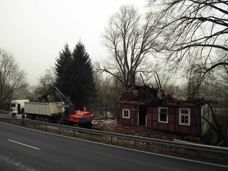 Blick über die Möhnestraße auf die Abbruchstelle mit Bagger und LKW