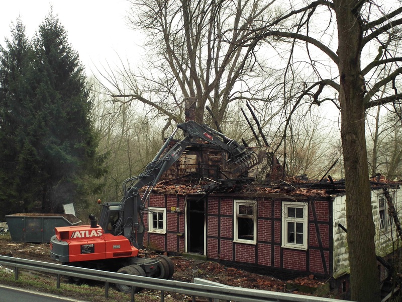Abbruchbagger trägt die ausgebrannte Fachwerkruine in Allagen ab