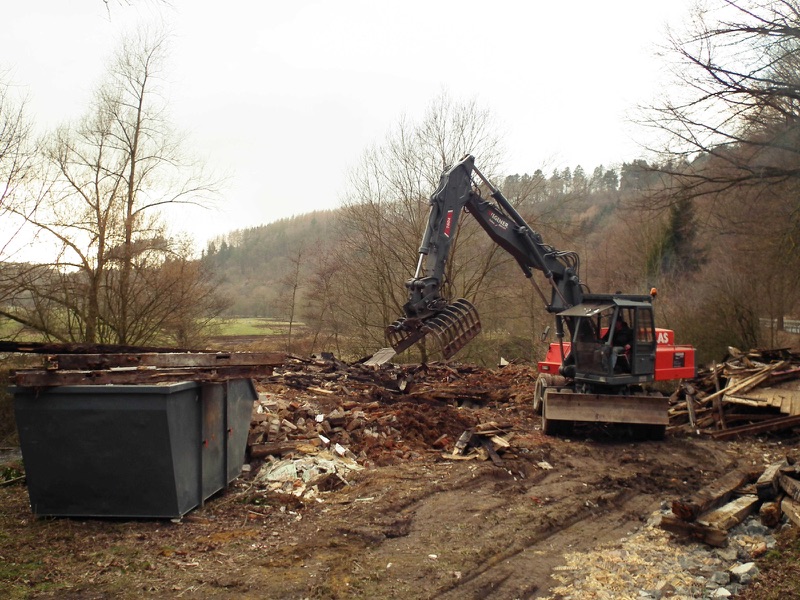 Bagger räumt die letzten Abbruchreste vom Grundstück in Allagen