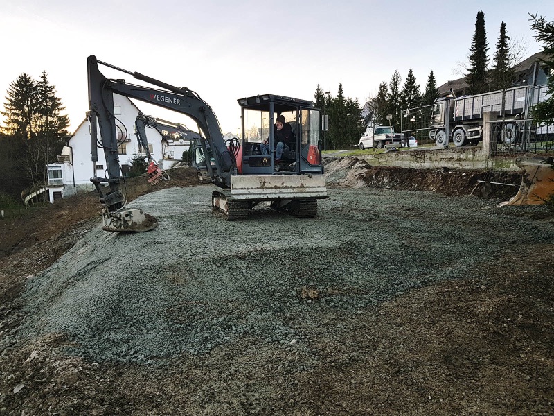 WEGENER Bagger auf dem geschotterten Plateau für Kran und Bürocontainer
