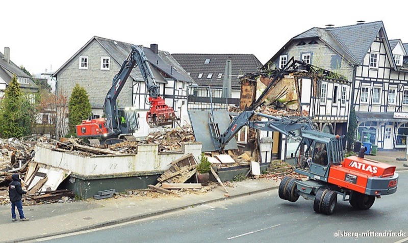 Zwei WEGENER Bagger reißen den Gasthof an der vielbefahrenen Hauptstraße in Olsberg ab