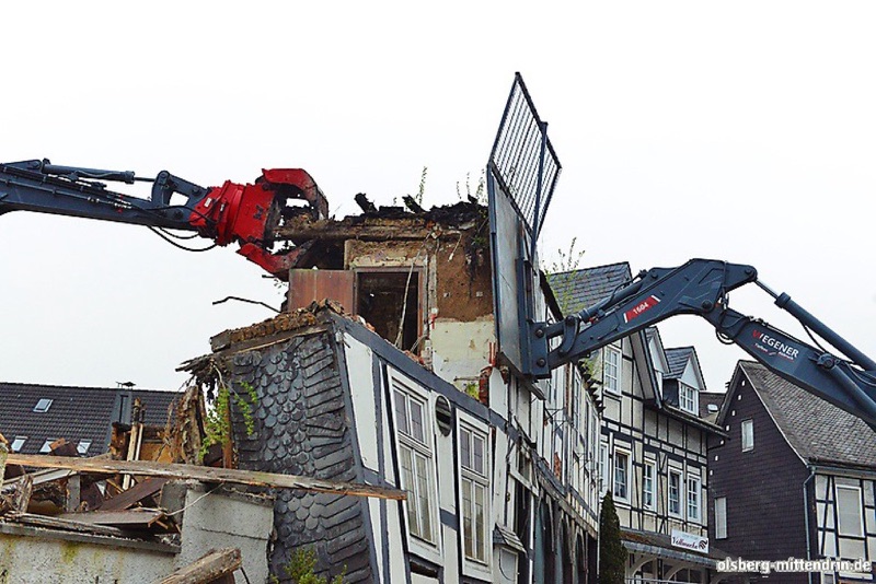 Das speziell angefertigte Stützschild sichert die Fassade gegen herabstürzende Gebäudesegmente