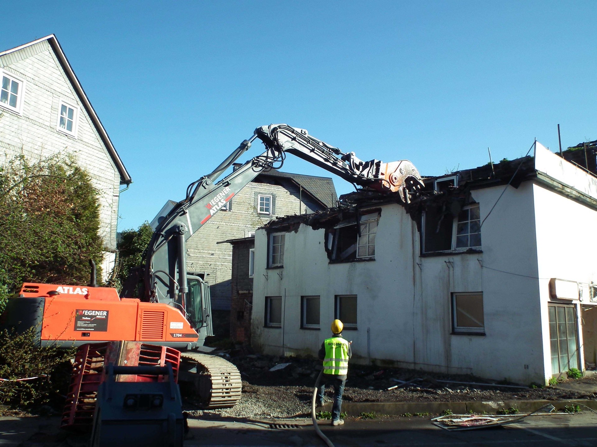 WEGENER Longfront-Bagger trägt das Dachgeschoss des Gasthofs Schulte-Schüppen in Olsberg ab