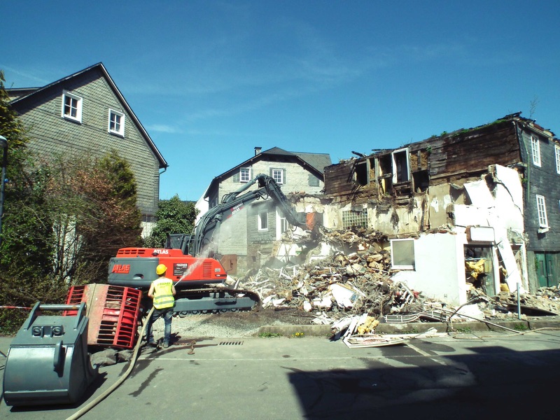 Staubbindung mit Wasser während der Abrissarbeiten an der Brandruine