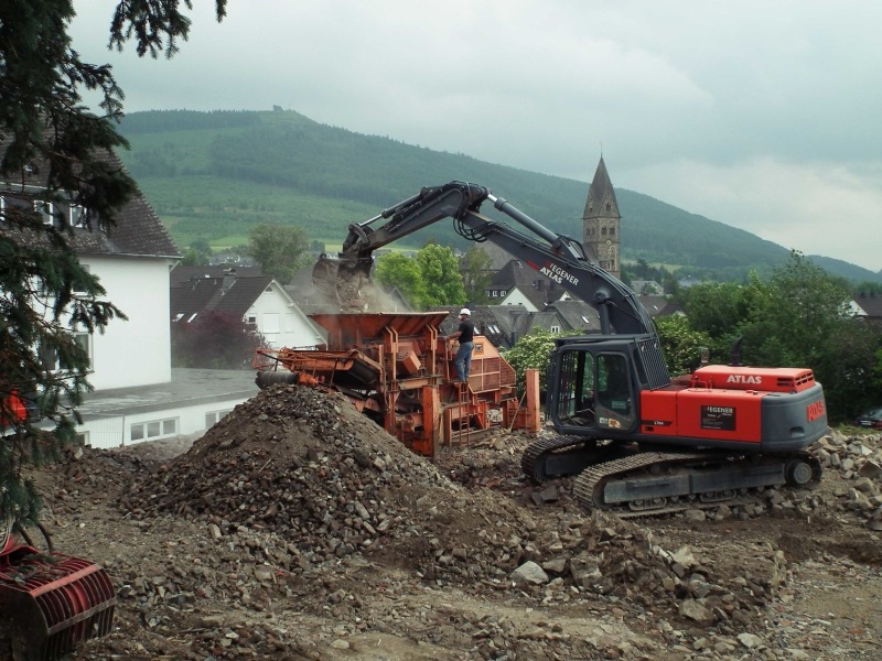 WEGENER Kettenbagger beschickt den mobilen Brecher zum Recycling des Bauschutts