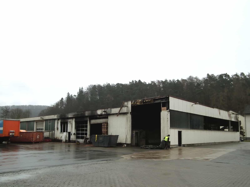 Die ausgebrannten Lager- und Werkstatthallen der Spedition in Wrexen vor dem Abbruch