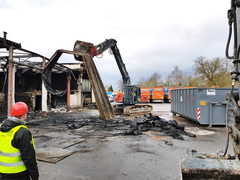 Rückbau der vom Feuer beschädigten Stahlträger mit dem Sortiergreifer