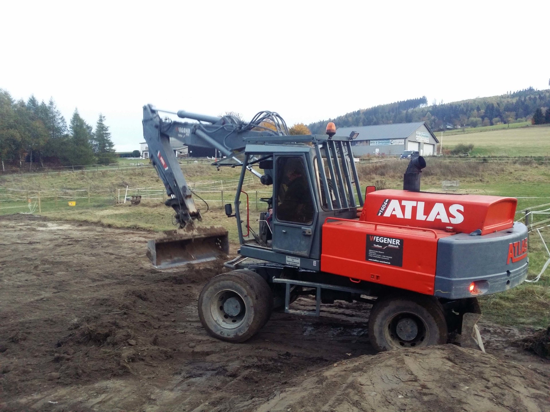 WEGENER ATLAS Mobilbagger bei den Erdarbeiten für den neuen Reitplatz in Willingen
