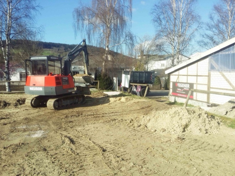 WEGENER Kettenbagger bei Erdarbeiten im Rahmen des Reitplatz-Projekts