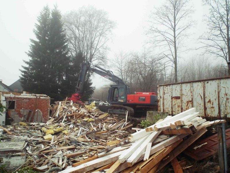 Sortenrein getrenntes Abbruchholz auf der Baustelle