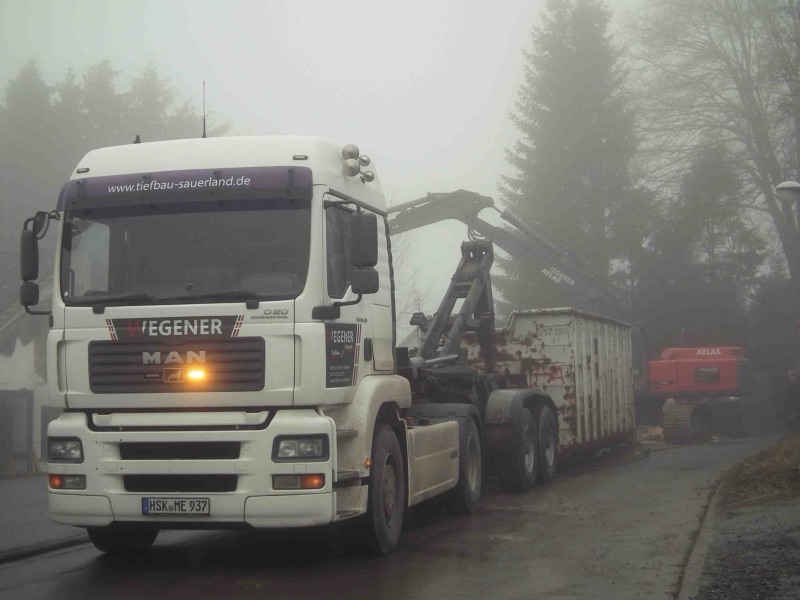 WEGENER Lkw mit Abrollcontainer für den Abtransport des Abbruchmaterials