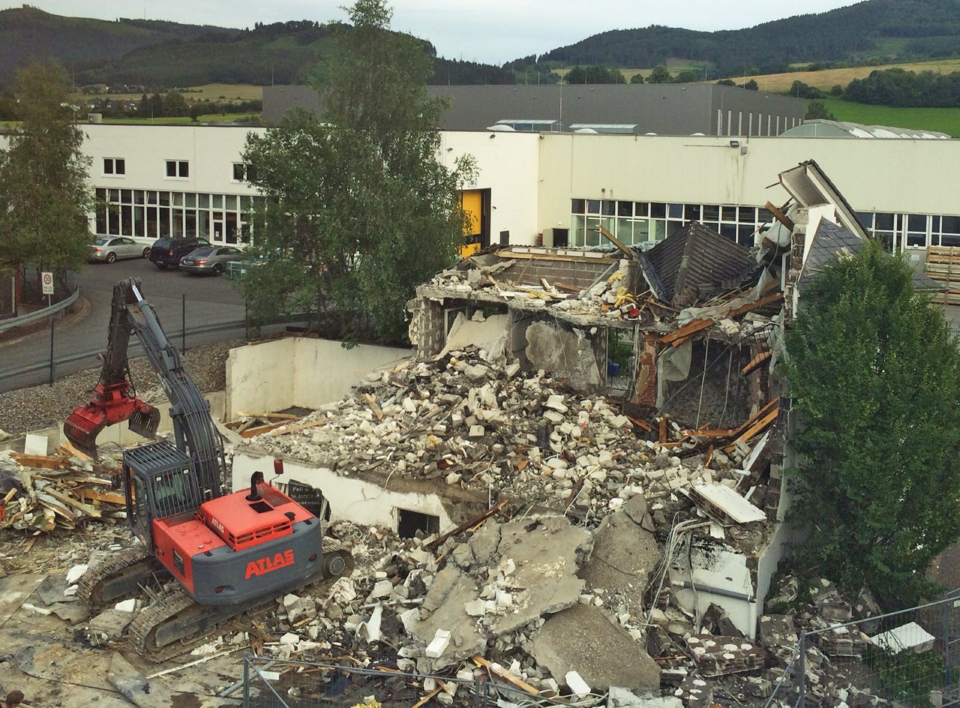 WEGENER Abbruchbagger mit Sortiergreifer auf den Trümmern des Anliegergebäudes der Textilpflege Göddecke in Olsberg