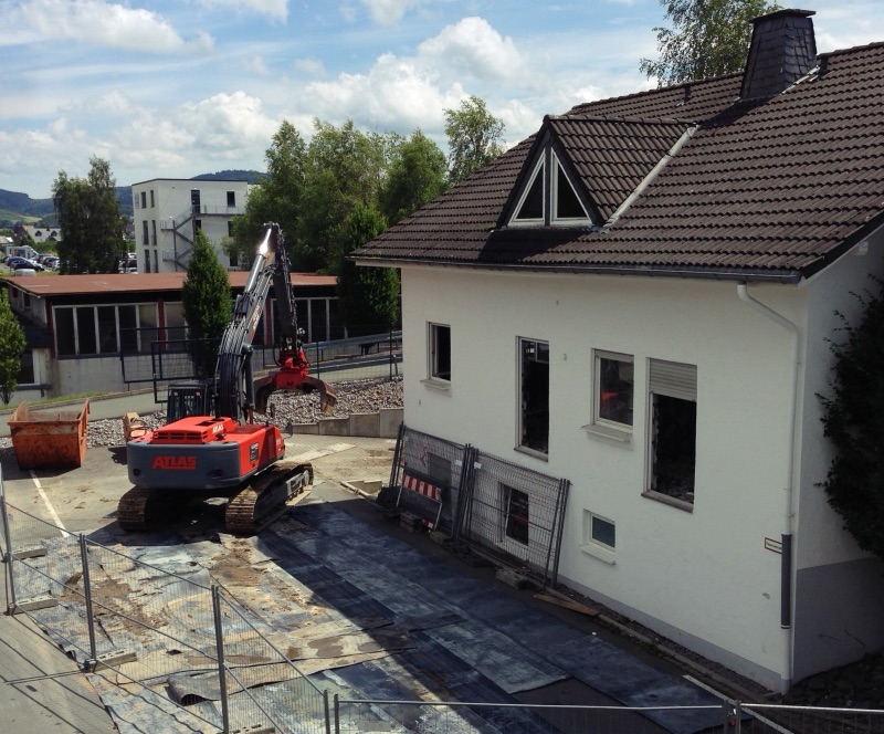 WEGENER Abbruchbagger mit Sortiergreifer vor dem noch intakten Anliegergebäude in Olsberg