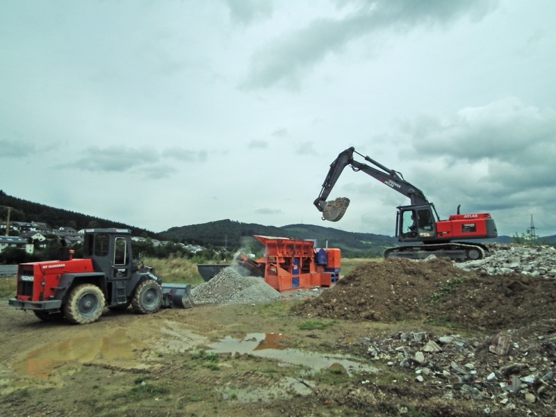 WEGENER Kettenbagger und Radlader recyceln den Bauschutt mit dem mobilen Brecher