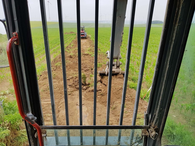 Blick aus der Baggerkabine auf die abgetragene Trasse der Zuwegung