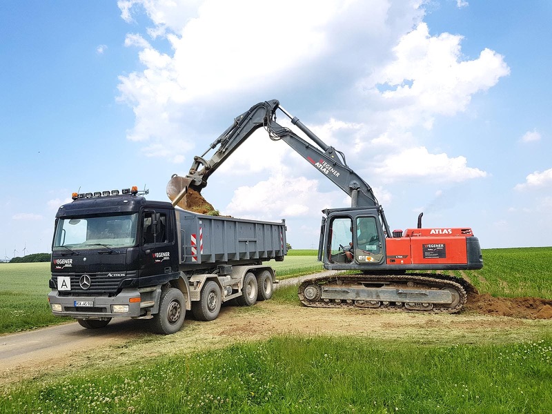 WEGENER Kipper und Atlas-Kettenbagger im Einsatz an der neuen Zuwegung